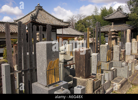 Giappone Central Honshu Kansai Higashiyama Kyoto cimitero la vista su un tipico cimitero con tombe tradizionali Foto Stock