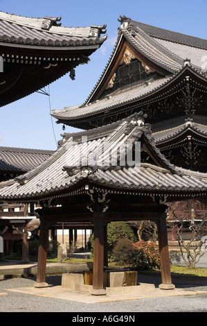 Giappone Central Honshu Kyoto Kansai in alternativa, il Tempio di Nishi Honganji tipici tetti tempio Foto Stock