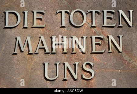 Iscrizione: deads ricordano una stele presso il luogo memoriale dei socialisti il cimitero centrale di Berlino Foto Stock