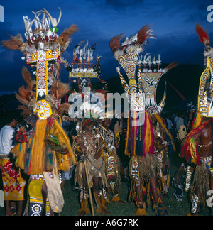 Gruppo di molto esotiche Papua Nuova Guinea tribesmen indossando tall elaborare verniciato e selvaggina di penna copricapo di notte Foto Stock