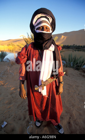 Il Tuareg di fronte lago Gebroun, Libia Foto Stock