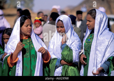 Giovani ragazze Tuareg in abbigliamento tradizionale al festival di Ghat, Libia Foto Stock