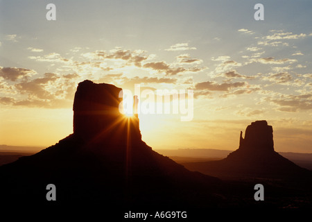 Sunrise dietro i guanti in Monument Valley Arizona USA Foto Stock