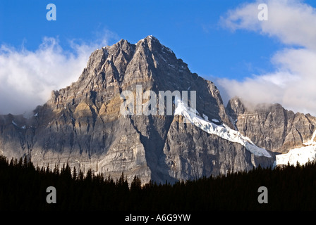 Nuvole di soffiatura a picco Howse, Waputik montagne, il Parco Nazionale di Banff, Alberta, Canada Foto Stock