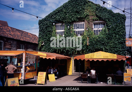 Le bancarelle del mercato a Merton Abbey Mills, Wimbledon, England Regno Unito Foto Stock