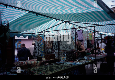 Le bancarelle del mercato a negozi e caffetterie a Merton Abbey Mills, Wimbledon, England Regno Unito Foto Stock