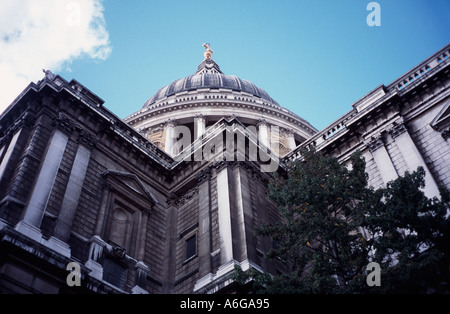 Guardando verso l'alto la dome e il lato di Sir Christopher Wrens St Pauls Cathedral London, England Regno Unito Foto Stock