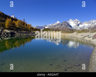 Lago Gruensee con il Cervino in autunno, Svizzera Foto Stock