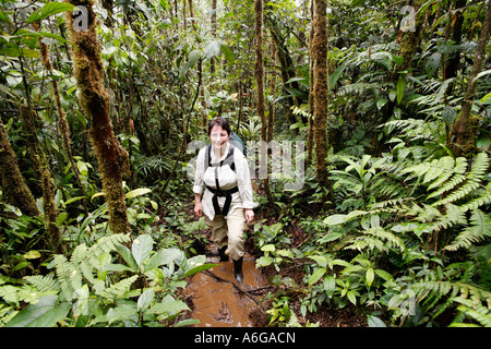 Donna con zaino nella foresta pluviale, rara avis, Las Horquetas, Costa Rica Foto Stock