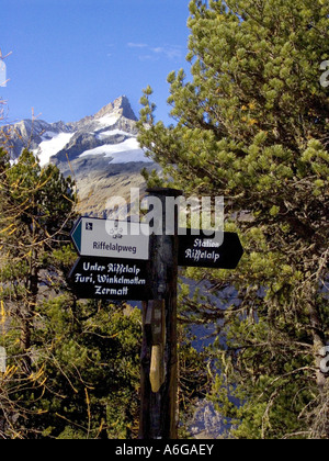 Segno di direzione per gli escursionisti, Svizzera, Zermatt Foto Stock