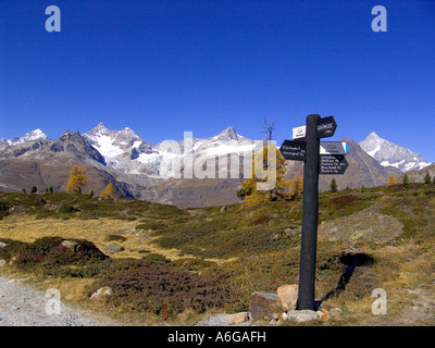 Segno di direzione per gli escursionisti, Svizzera, Zermatt Foto Stock