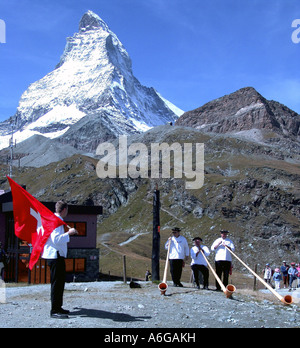 Mens alpenhorns con di fronte il Cervino, Svizzera, Zermatt Foto Stock