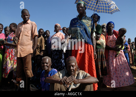 Per il campo per sfollati dal conflitto istigati dall Esercito di Resistenza del Signore persone in attesa per la distribuzione di sementi e Foto Stock