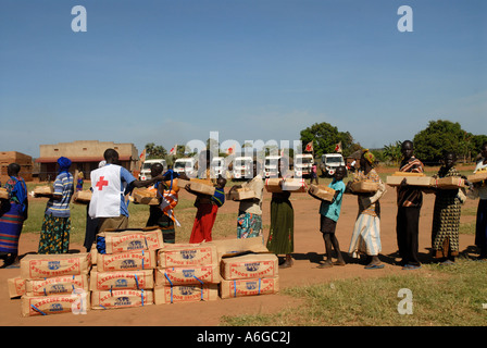 Per il campo per sfollati dal conflitto istigati dall Esercito di Resistenza del Signore persone in attesa per la distribuzione degli aiuti. Foto Stock