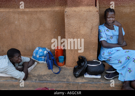 Kitgum, Uganda. Per il campo per sfollati dal conflitto istigati dall Esercito di Resistenza del Signore .In attesa a Kitgum hospital . Foto Stock