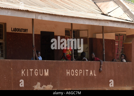 Per il campo per sfollati dal conflitto istigati dall Esercito di Resistenza del Signore (LRA). I pazienti devono attendere a Kitgum hospital Foto Stock