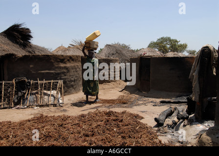 Per il campo per sfollati dal conflitto istigata da parte del Lord s Resistance Army salvataggio beni di base dopo un incendio Foto Stock