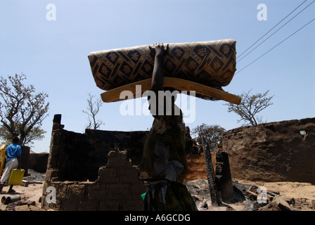 Per il campo per sfollati dal conflitto istigata da parte del Lord s Resistance Army salvataggio beni di base dopo un incendio Foto Stock