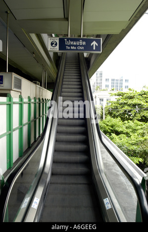 Thailandia, Bangkok Skytrain, una rampa di massa basato su sistema di transito, al di sopra di Sukhumvit Road. Stazione Chitlom. Foto Stock