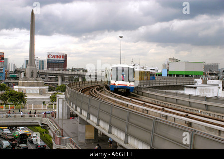 Thailandia, Bangkok Skytrain, una rampa di massa basato su sistema di transito, stazione di vittoria. Foto Stock