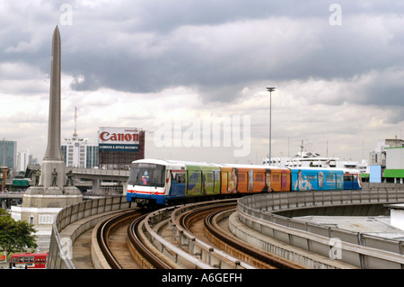 Thailandia, Bangkok Skytrain, una rampa di massa basato su sistema di transito, stazione di vittoria. Foto Stock