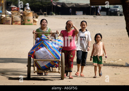 Thailandia, Saraburi, Wat Tham Krabok rifugiati Hmong provenienti dal Laos in campi provvisori di preparare alla vita in noi. Foto Stock