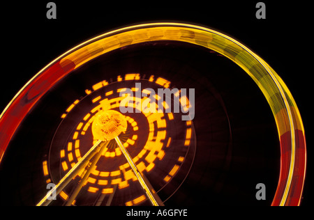 Luci rotanti di ruota panoramica gigante (ruota) di notte a Olympia fiera; Olympiapark Monaco di Baviera, Germania Foto Stock