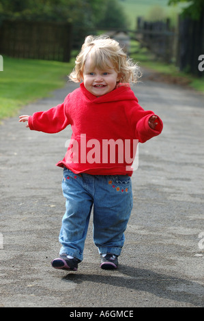 Toddler femmina ad imparare a camminare forst passi Foto Stock