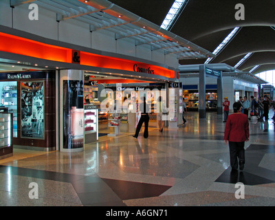 Duty free shop cosmetici sala Partenze Aeroporto Internazionale di Kuala Lumpur in Malesia Foto Stock