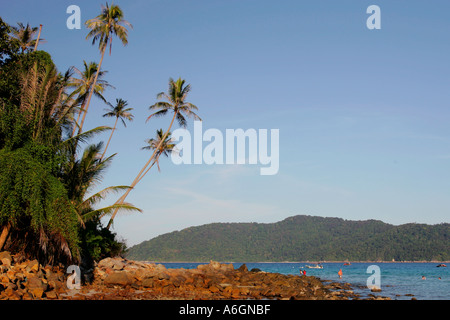 I visitatori lo snorkel Rocks off a bassa marea Perhentian Kecil Malaysia Foto Stock