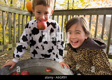 Un ragazzo e una ragazza bobbing apple Foto Stock