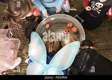 Bambini bobbing apple Foto Stock