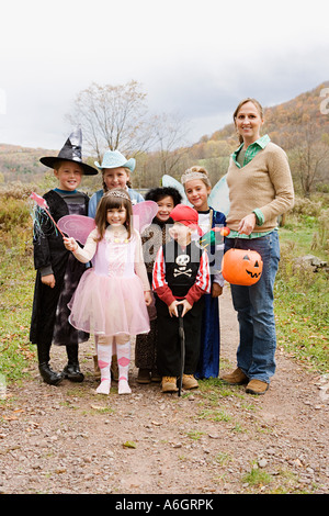 Donna e bambini in costumi di halloween Foto Stock