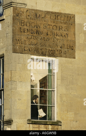 Trompe l'oeuil di un uomo dipinto di lettura sul lato di un edificio Bath Somerset REGNO UNITO Foto Stock