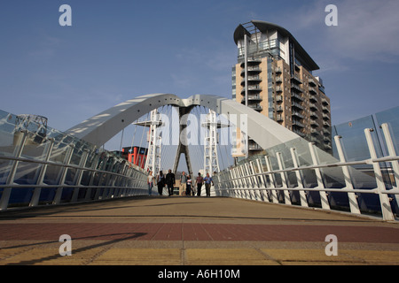 Nuovo ponte pedonale e Imperial Point alto edificio Salford Quays, Manchester Foto Stock