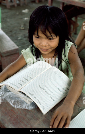 Shipibo ragazza indiana a scuola nel villaggio sulle rive del fiume Ucayali Peru Shipibo lingua appartiene alla famiglia Panoan Foto Stock