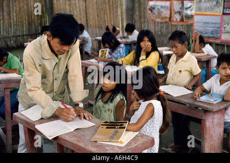 Scuola in Shipibo villaggio sulle rive del fiume Ucayali Peru Shipibo lingua appartiene alla famiglia Panoan Foto Stock