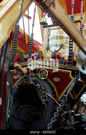 Carter s fiera di vapore motore a vapore alimentato swing di barche e attrezzature alla fiera di luna park in Priory Park London N8 Foto Stock