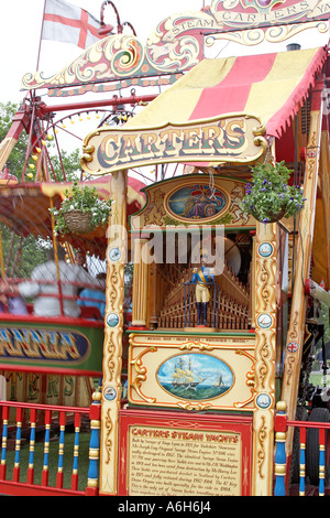 Carter s fiera di vapore motore a vapore alimentato swing di barche in legno e di organo a canne alla fiera di luna park in Priory Park London N8 Foto Stock