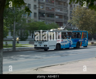 Single decker carrello elettrico autobus con tetto montato carrello poli, in moto sulla Via Sovetskaya, Gomel Bielorussia Foto Stock