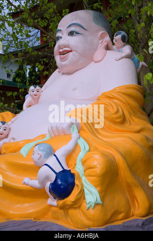 Sorridente Buhda statua. Foto Stock
