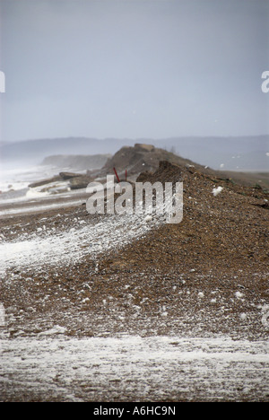 Banca Shingle essendo violato dal mare durante alte maree Cley NORFOLK REGNO UNITO Marzo 2007 Foto Stock