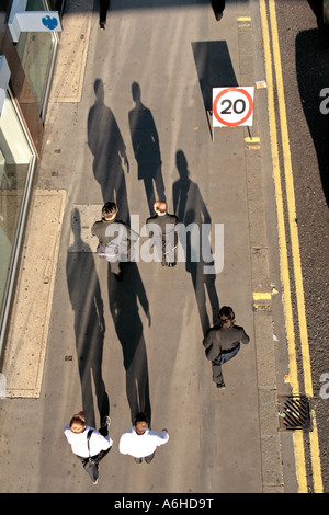 Una folla di persone su una strada di Londra paveement come visto da sopra Foto Stock