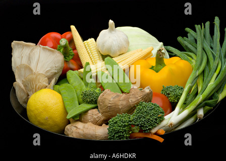 Fresh rosolare le verdure e le erbe in un wok Foto Stock