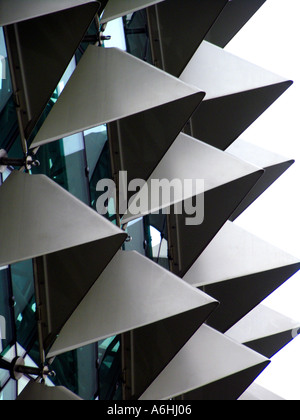 Geometrica sfumature di alluminio all'Esplanade, i teatri sulla baia di Singapore Foto Stock