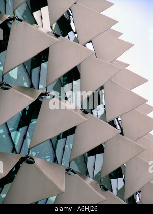 Geometrica sfumature di alluminio all'Esplanade, i teatri sulla baia di Singapore Foto Stock