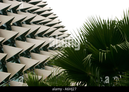 Geometrica sfumature di alluminio all'Esplanade, i teatri sulla baia di Singapore Foto Stock