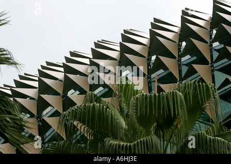 Geometrica sfumature di alluminio all'Esplanade, i teatri sulla baia di Singapore Foto Stock