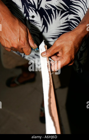 Il batik artista unstaples panno con design dal telaio Verniciatura Cherating Malaysia Foto Stock