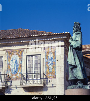 Il Portogallo, Costa di Lisbona, Cascais, Azulejos pannelli di piastrelle sul municipio, con statua di Pedro I Foto Stock